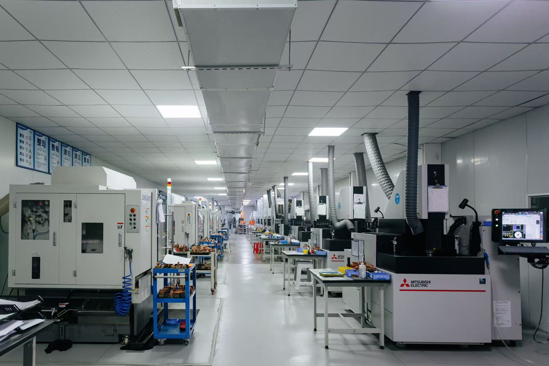 何氏模具现代化生产车间全景