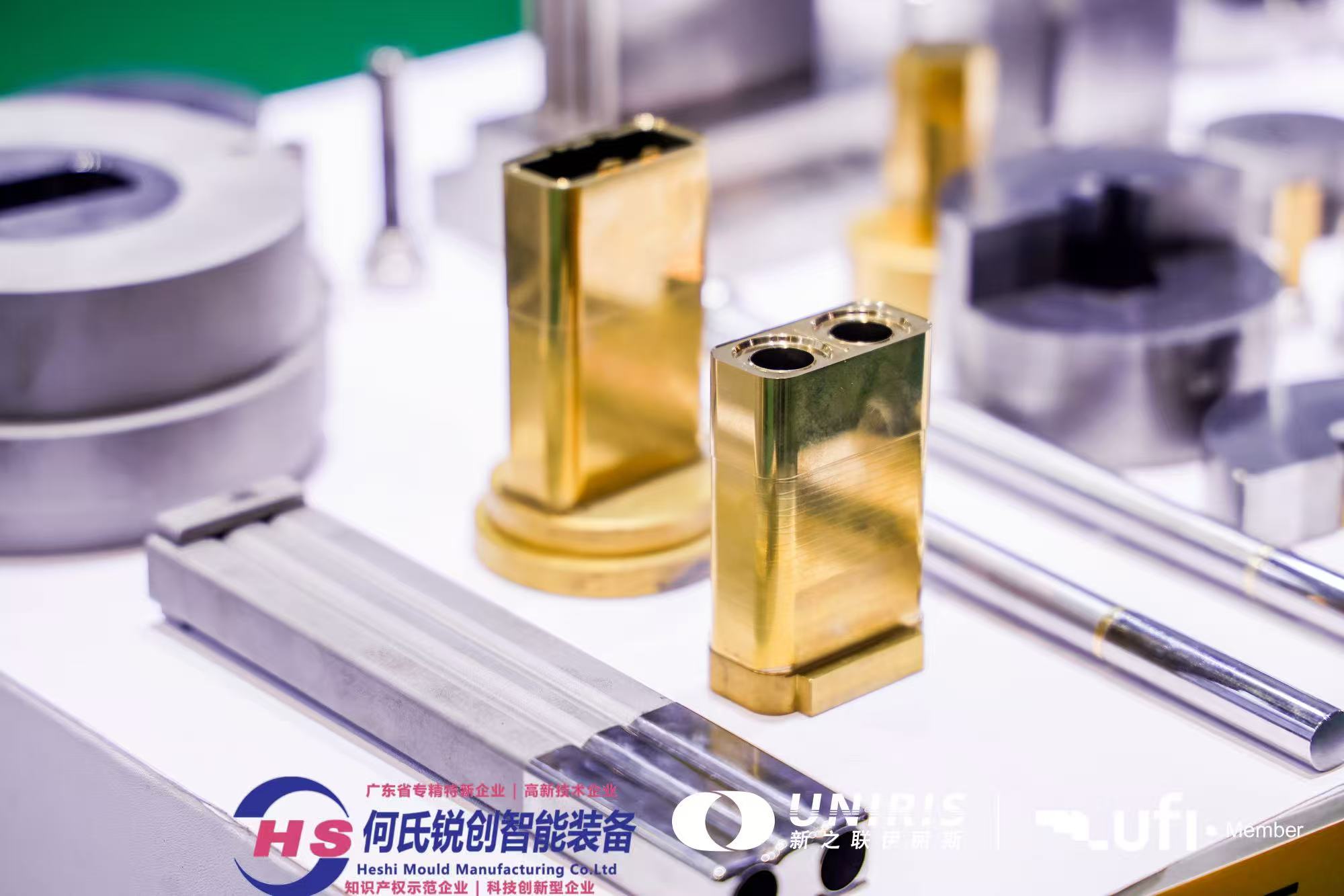 何氏锐创技术人员为海外客户讲解伺服压机技术参数